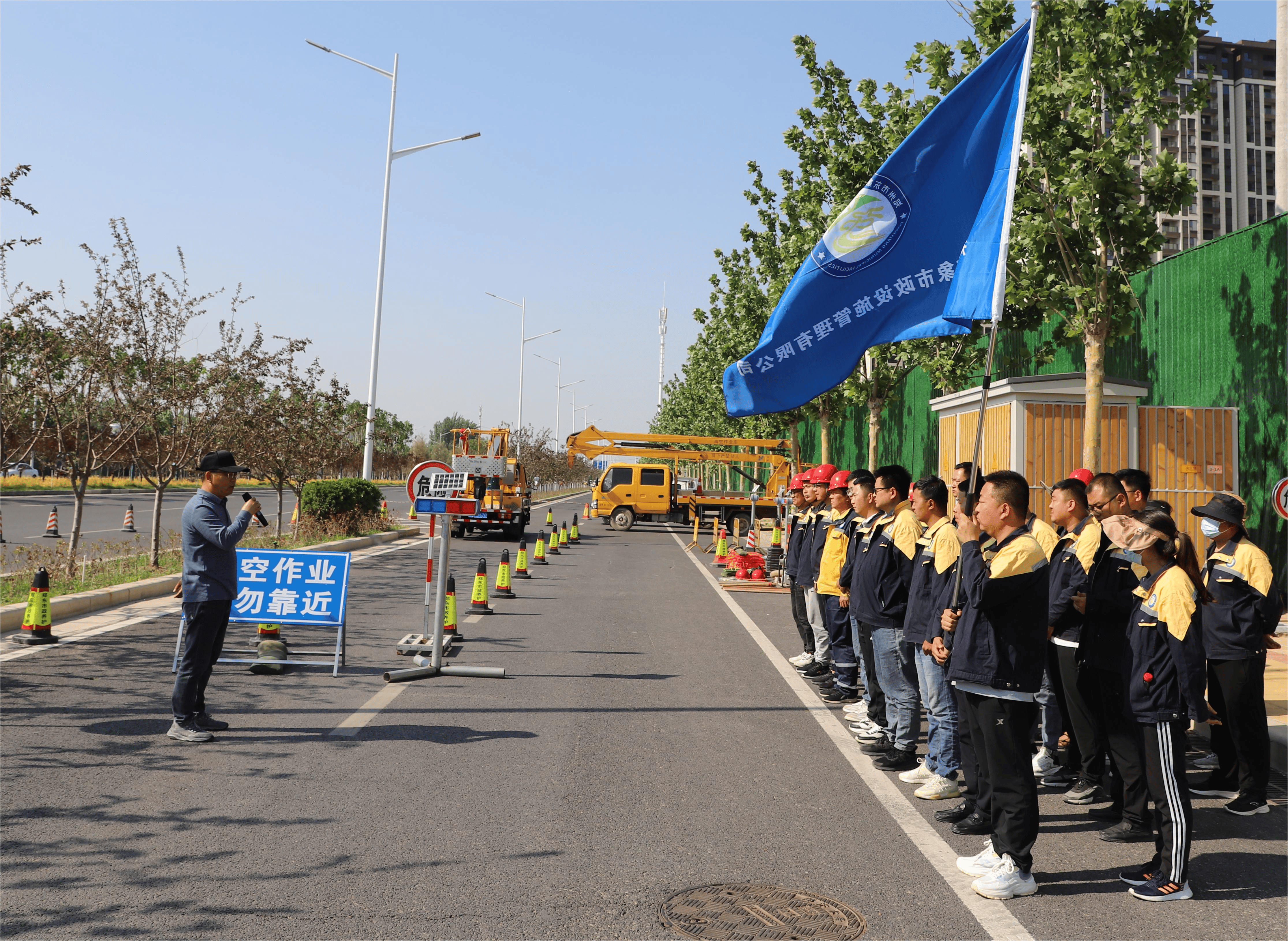 筑牢安全防线 守护汛期照明设施安全(图1)